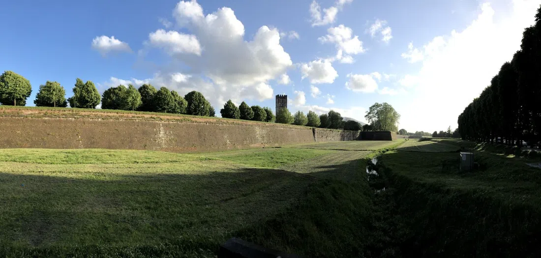 Lucques — remparts et Torre Guinigi, Florence
