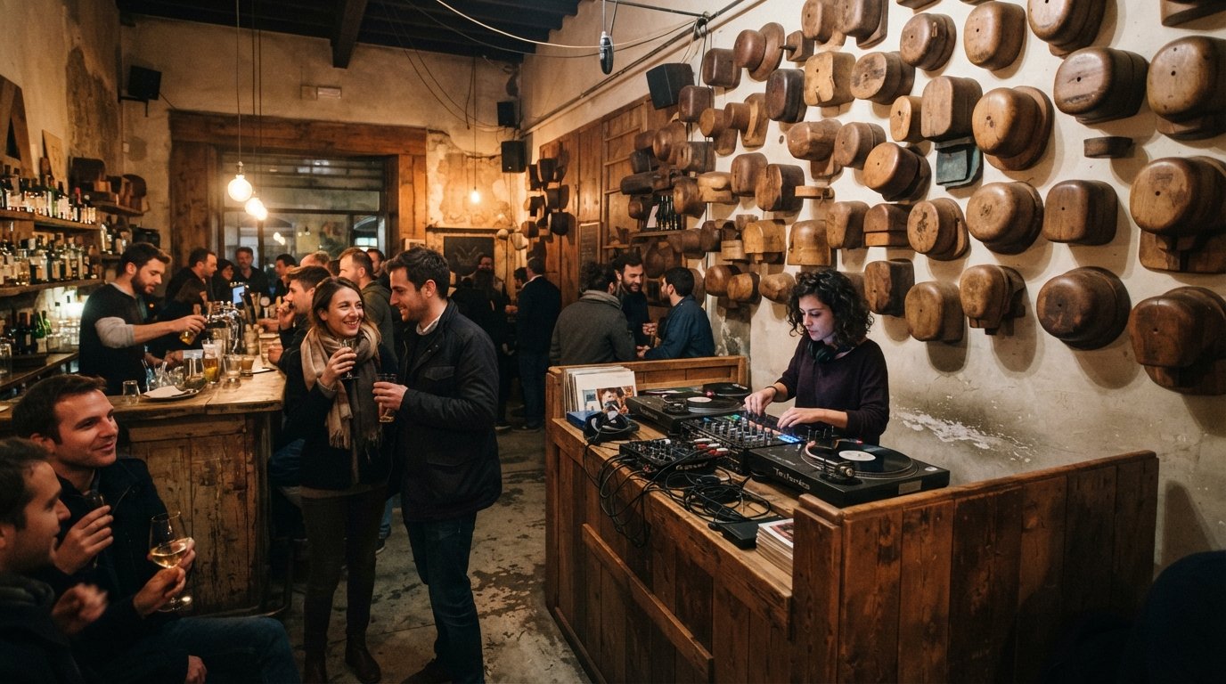 De voorkamer bij Volume op Piazza Santo Spirito, oude houten hoedenmakersvormen aan de muren, een dj-set en avondbarlicht