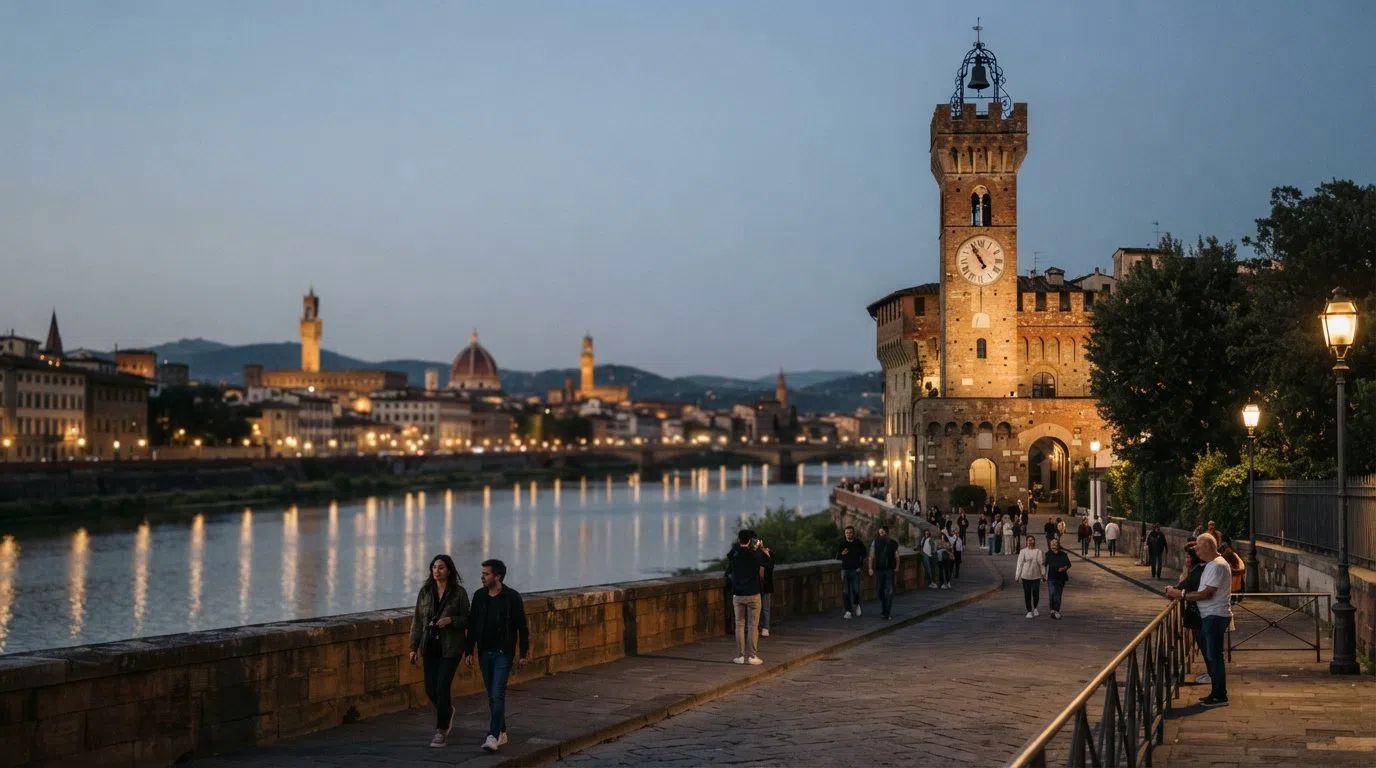 Torre di San Niccolò, der in der Abenddämmerung über dem Flussufer aufragt, sein mittelalterliches Mauerwerk fängt das letzte Licht über dem Arno ein