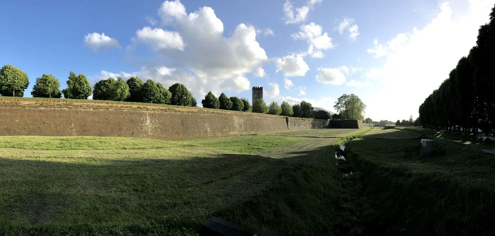 Lucques — remparts et Torre Guinigi, Florence