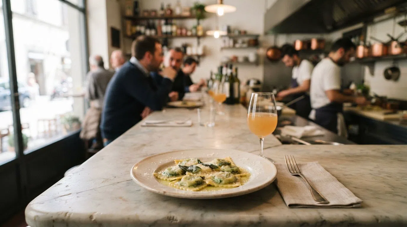 Hausgemachte Ravioli in Salbeibutter im Zeb, einfach neben einem Glas Naturwein auf dem Marmortresen angerichtet